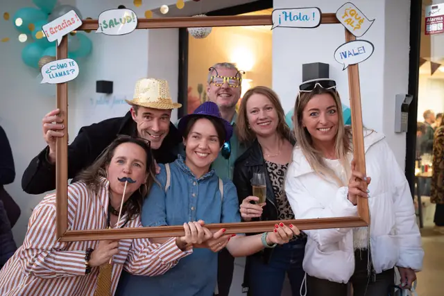 Clase de español en Sitges — alumnos aprendiendo y riendo con Holalara